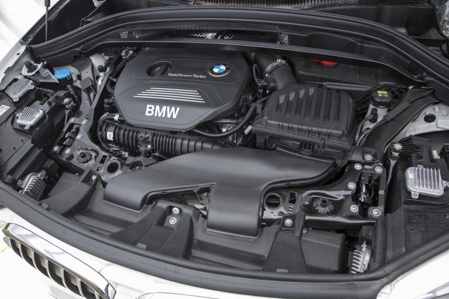 Моторный отсек BMW X1 sDrive20i xLine 2016 года  (LA) (фото 6 из 18)